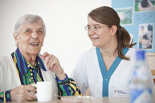 FSJlerin im Bereich Pflege mit einer älteren Patientin
